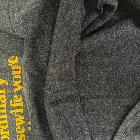 3/4 sleeve “this is no ordinary housewife” sweatshirt size L/XL - Picture 13 of 13